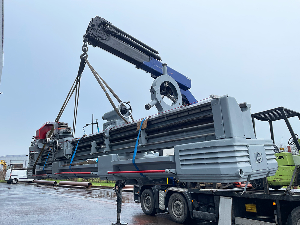 Installation of a long lathe machine at ENRI