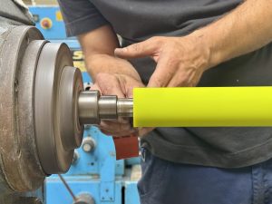 Rouleau industriel en polyuréthane RITHAN sur rectifieuse dans l’atelier ENRI