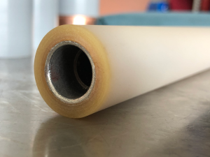 Rouleau industriel revêtu de PU transparant en cours de fabrication dans atelier ENRI